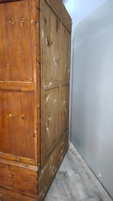 91876 Armadio due ante in legno con cassetto inferiore