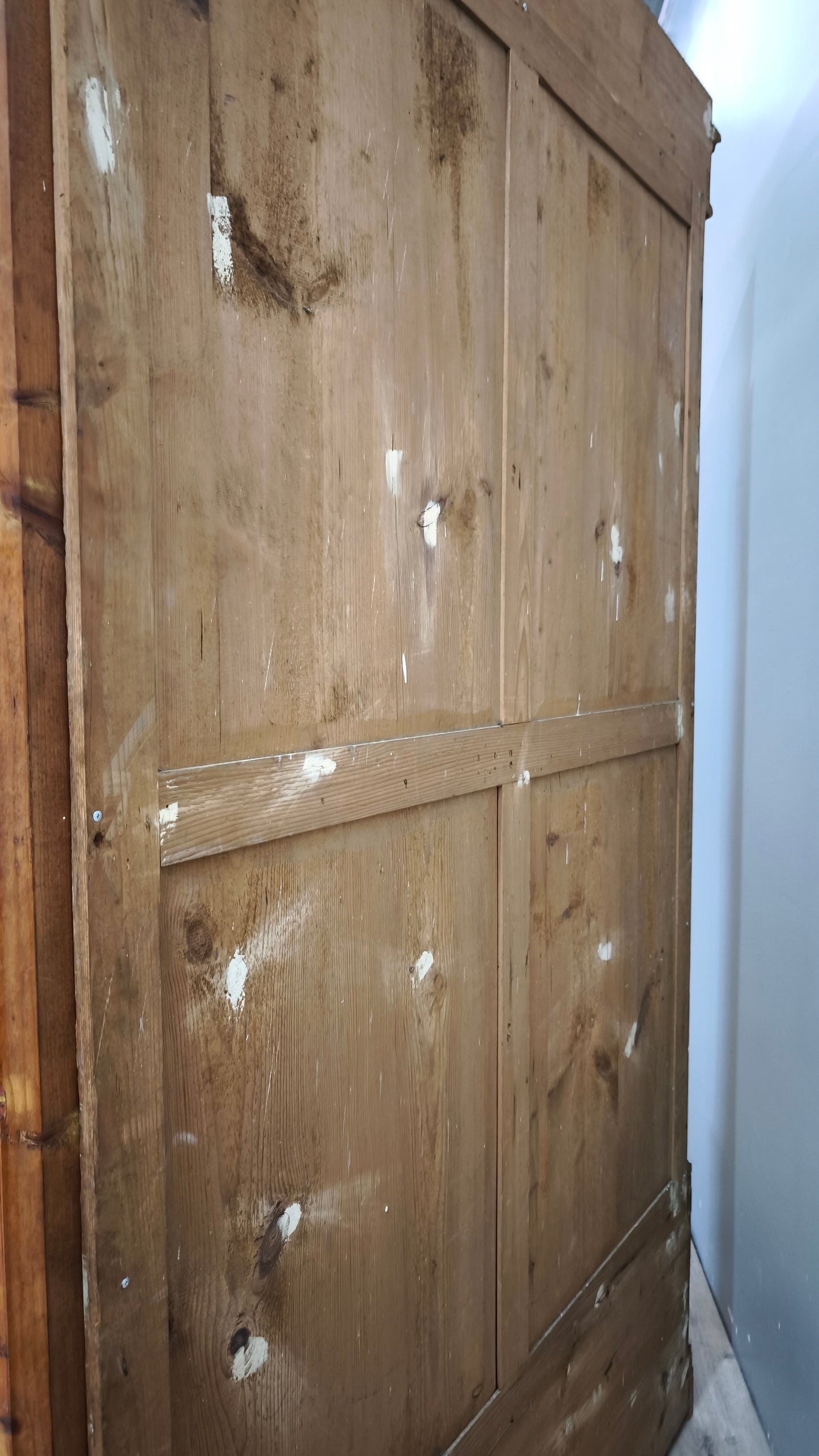 91876 Armadio due ante in legno con cassetto inferiore