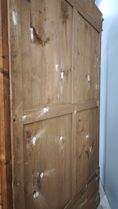 91876 Armadio due ante in legno con cassetto inferiore
