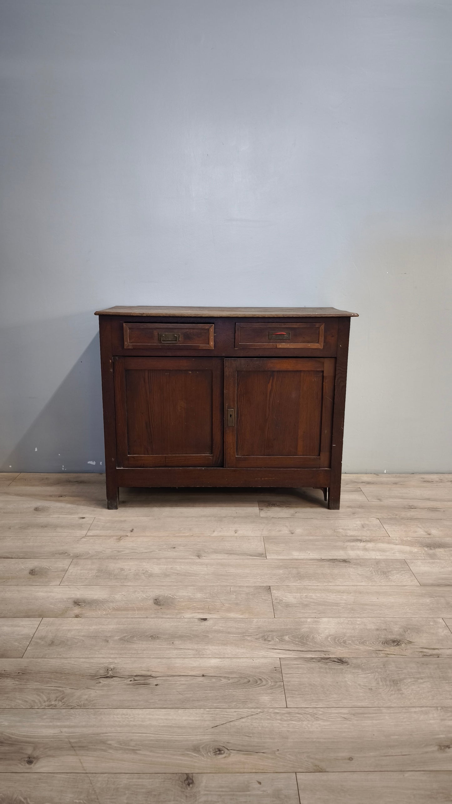 9188 Credenzina due sportelli in legno (da restaurare)