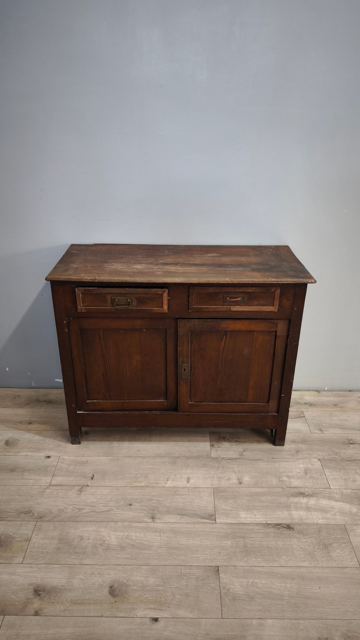 9188 Credenzina due sportelli in legno (da restaurare)