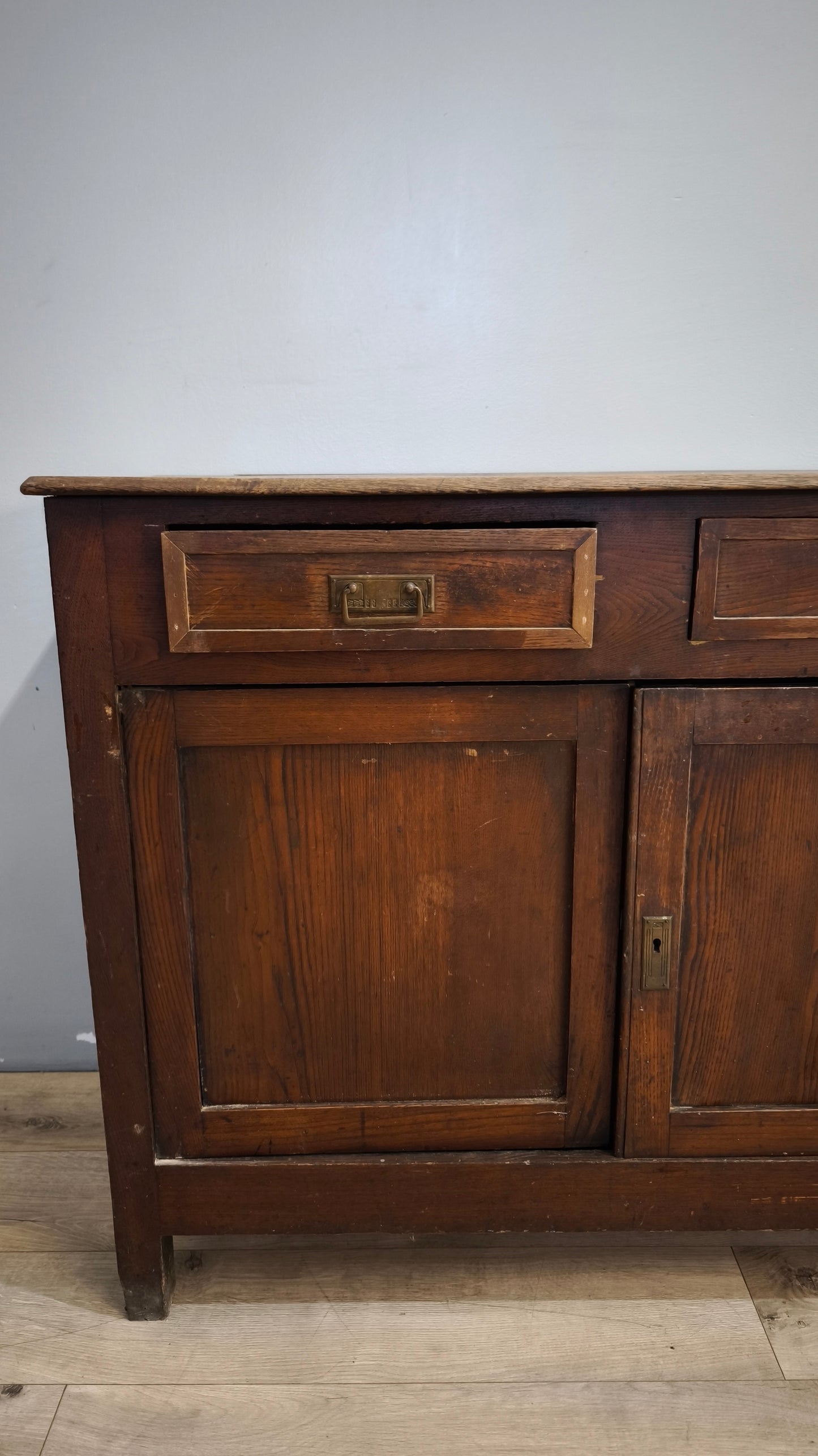 9188 Credenzina due sportelli in legno (da restaurare)
