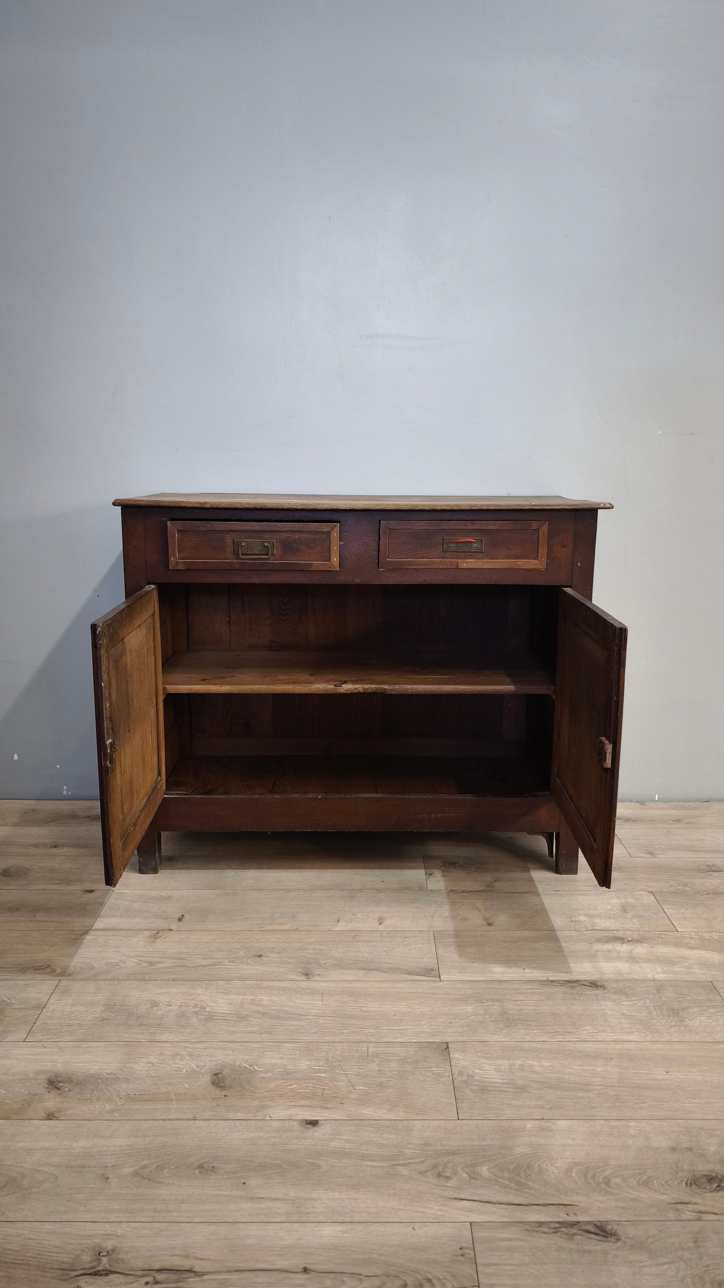 9188 Credenzina due sportelli in legno (da restaurare)