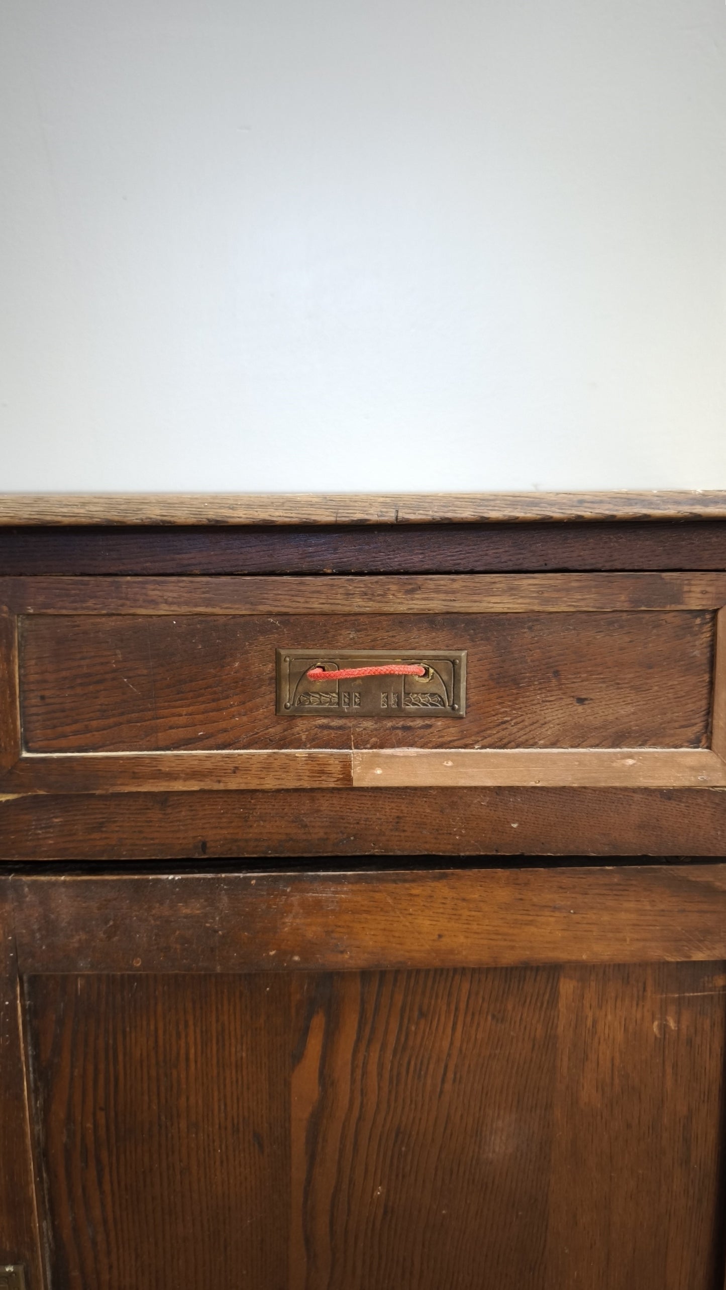9188 Credenzina due sportelli in legno (da restaurare)