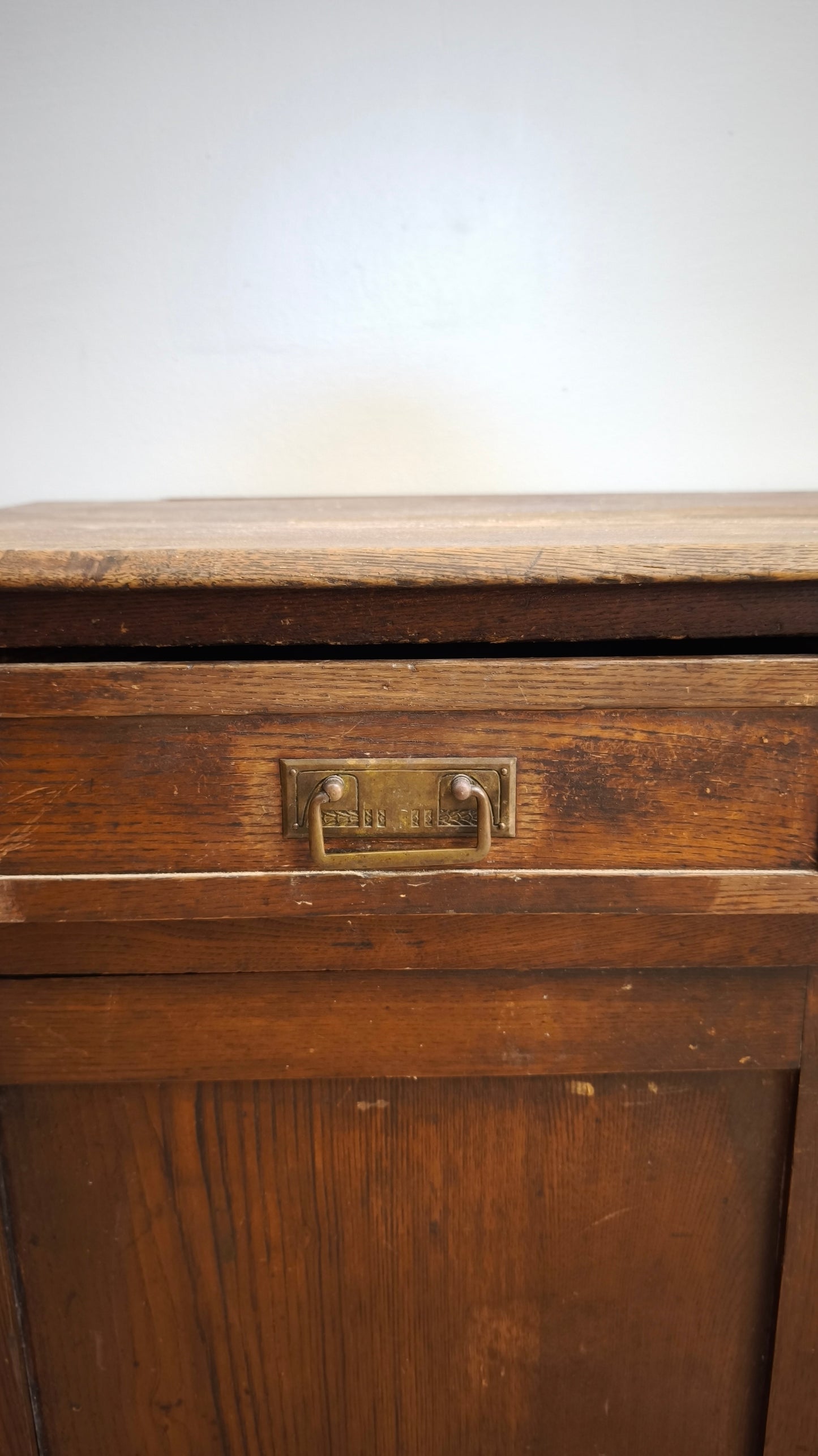 9188 Credenzina due sportelli in legno (da restaurare)