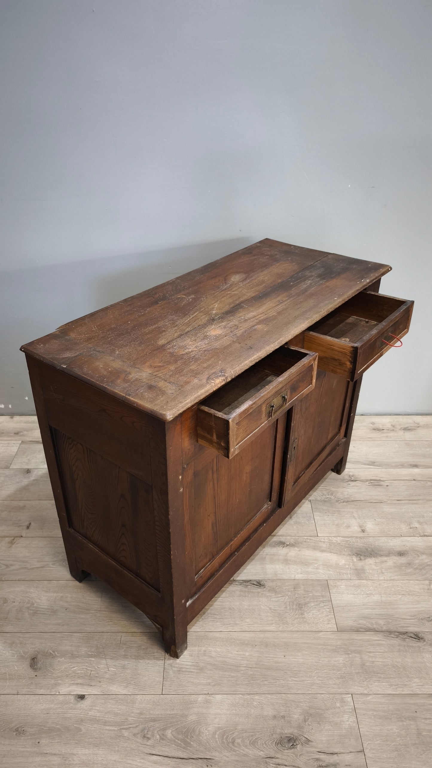 9188 Credenzina due sportelli in legno (da restaurare)