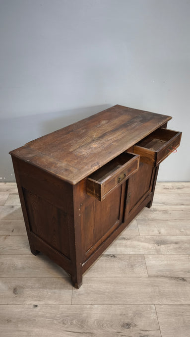 9188 Credenzina due sportelli in legno (da restaurare)