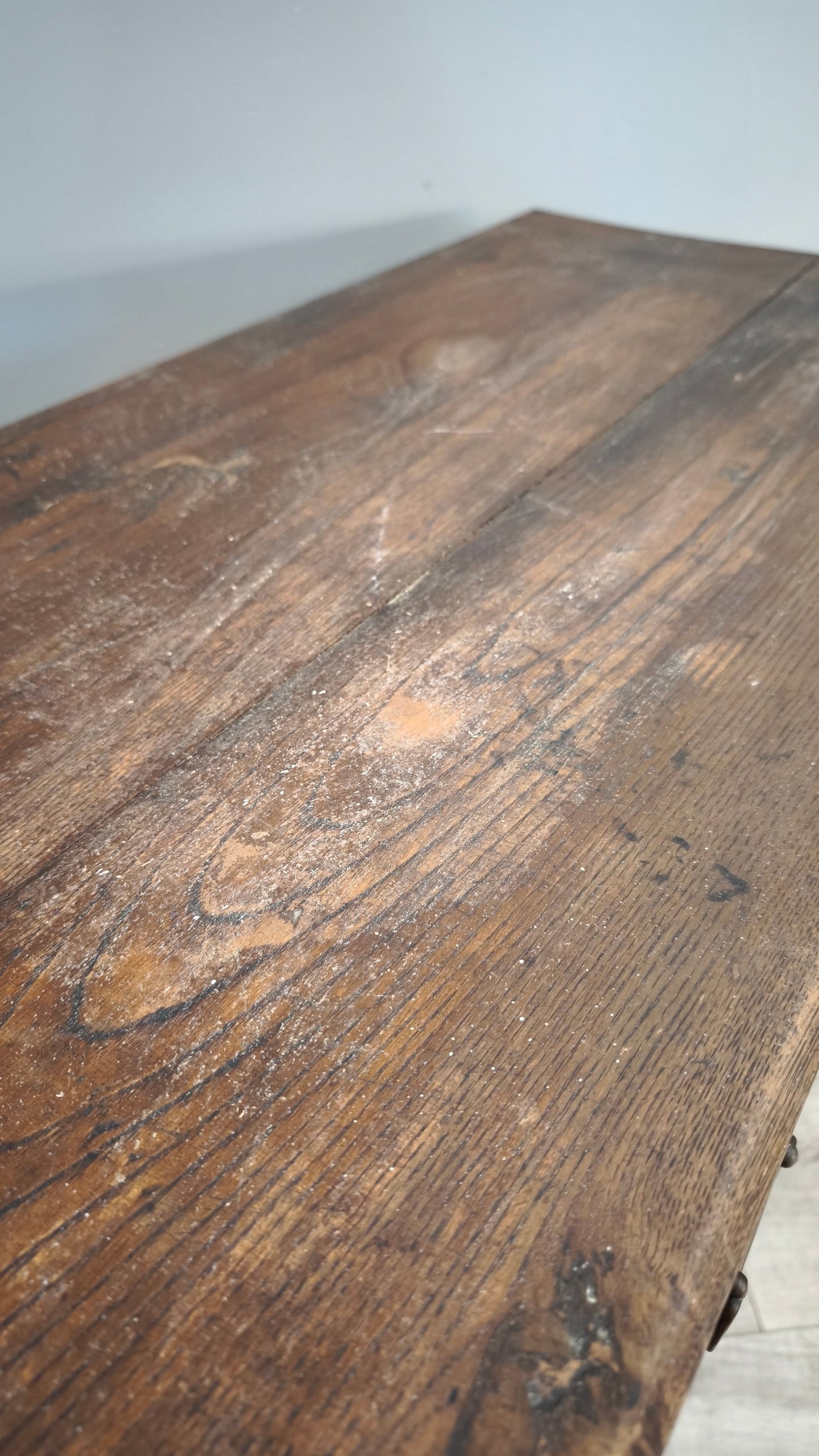 9188 Credenzina due sportelli in legno (da restaurare)