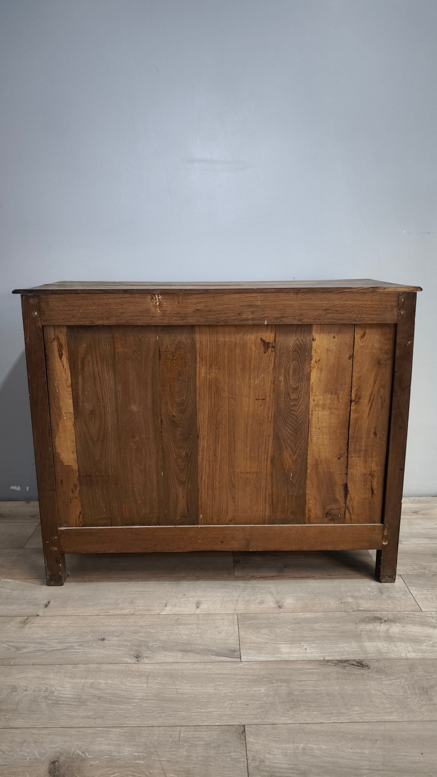 9188 Credenzina due sportelli in legno (da restaurare)