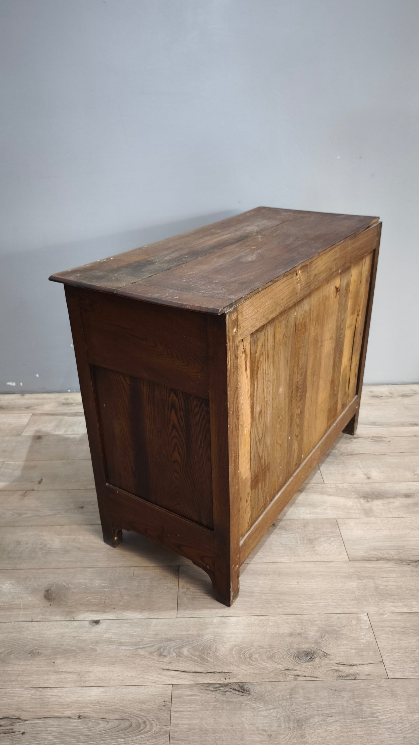 9188 Credenzina due sportelli in legno (da restaurare)