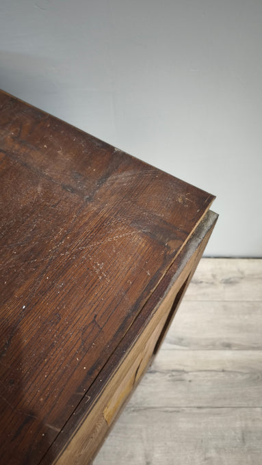 9188 Credenzina due sportelli in legno (da restaurare)