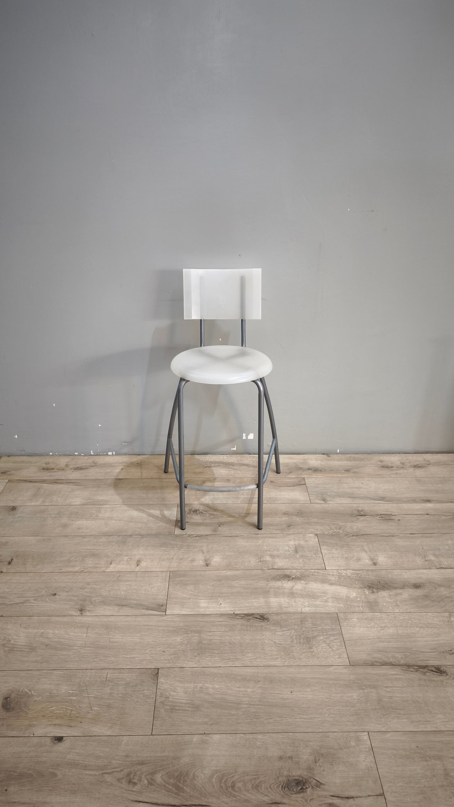 91832 Sgabello con struttura in metallo grigio e seduta bianca