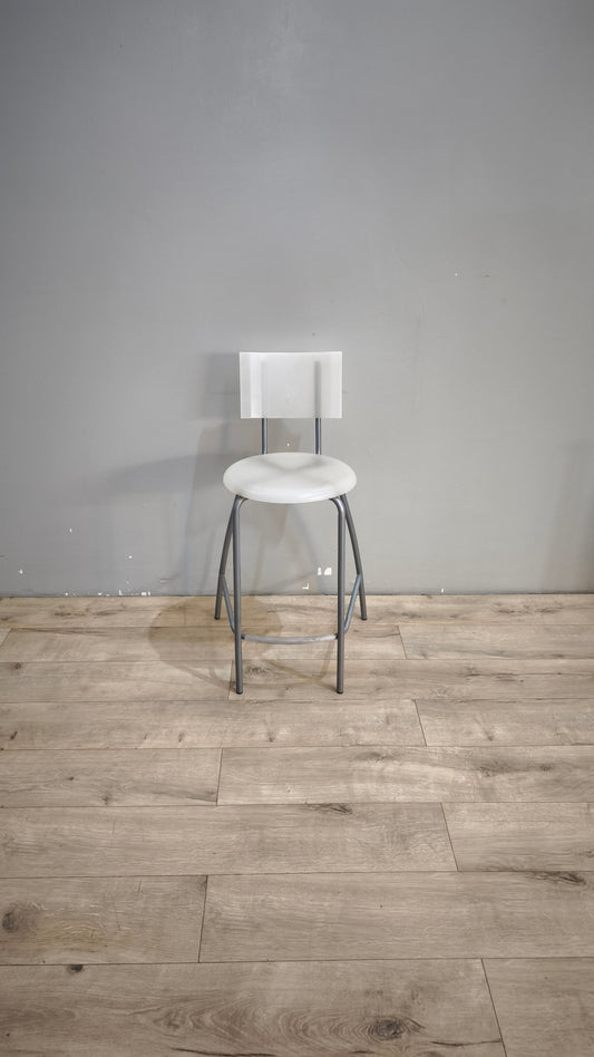 91832 Sgabello con struttura in metallo grigio e seduta bianca