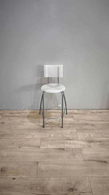 91832 Sgabello con struttura in metallo grigio e seduta bianca