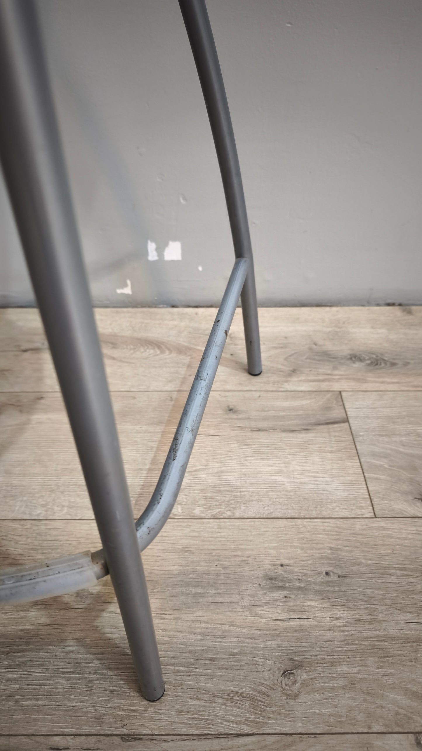 91832 Sgabello con struttura in metallo grigio e seduta bianca