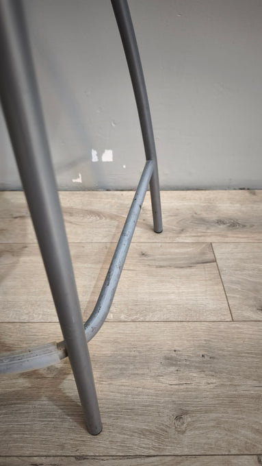 91832 Sgabello con struttura in metallo grigio e seduta bianca