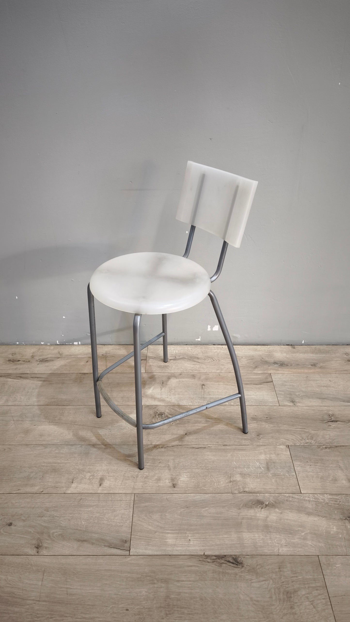 91832 Sgabello con struttura in metallo grigio e seduta bianca