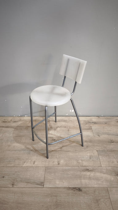 91832 Sgabello con struttura in metallo grigio e seduta bianca