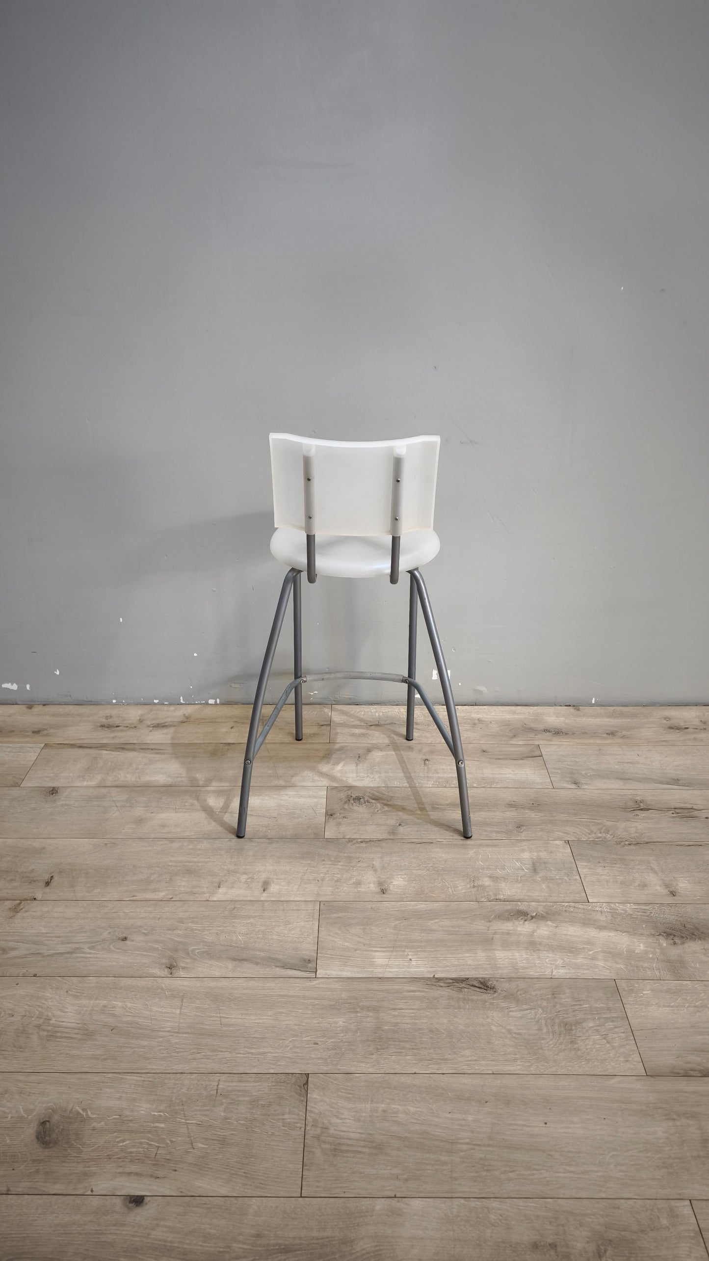 91832 Sgabello con struttura in metallo grigio e seduta bianca