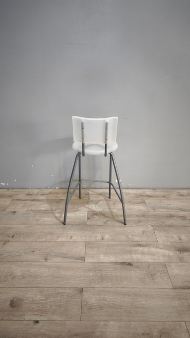 91832 Sgabello con struttura in metallo grigio e seduta bianca