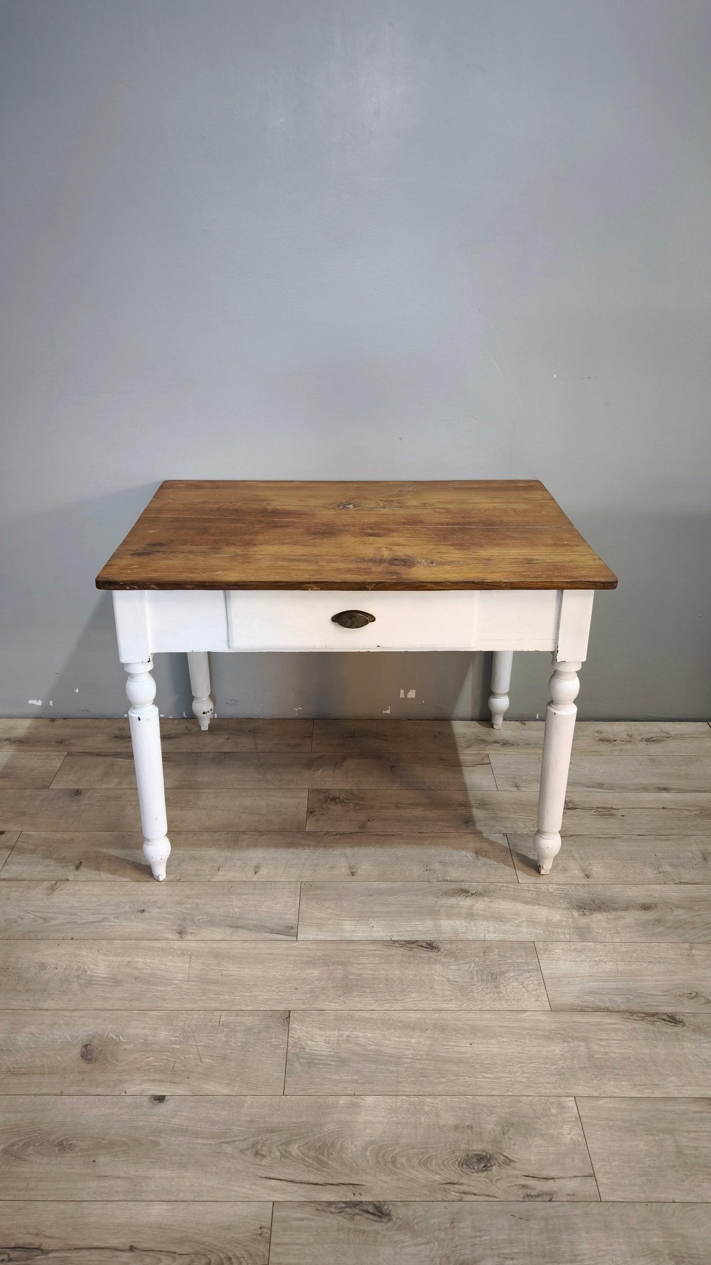 91943 Tavolo con base bianca e piano color legno