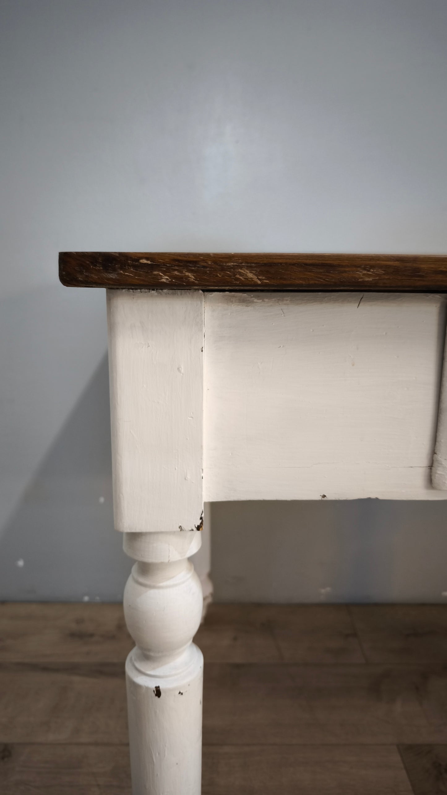 91943 Tavolo con base bianca e piano color legno