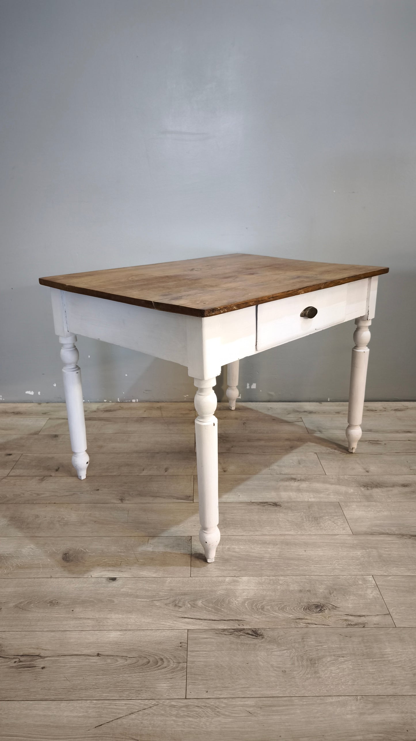 91943 Tavolo con base bianca e piano color legno