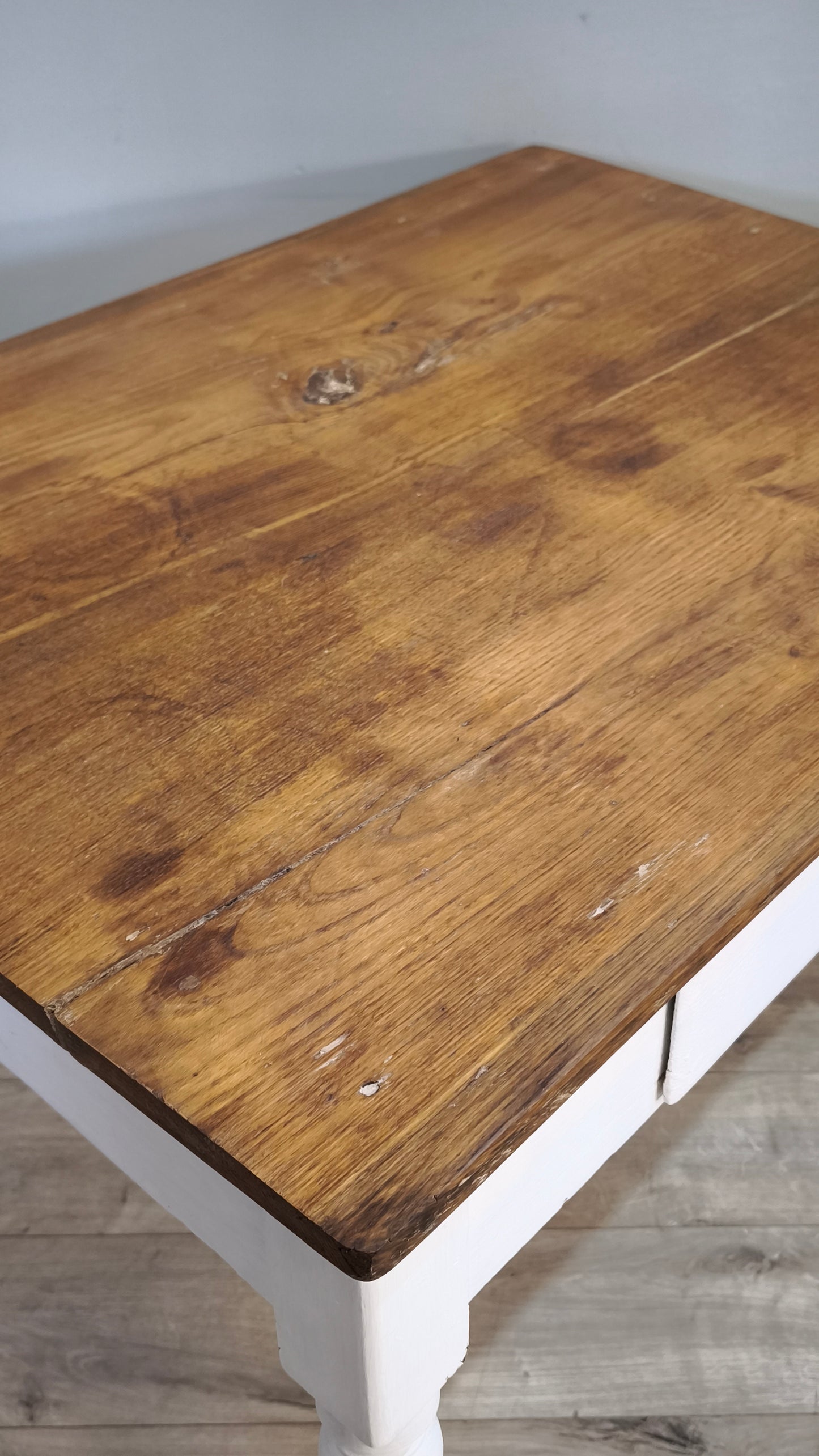 91943 Tavolo con base bianca e piano color legno