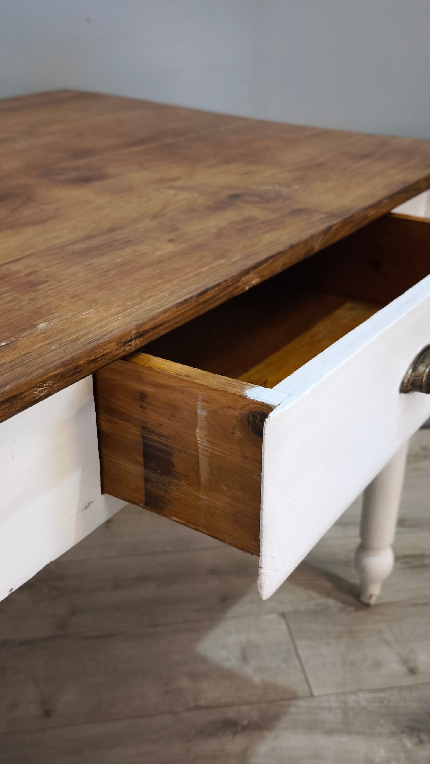 91943 Tavolo con base bianca e piano color legno