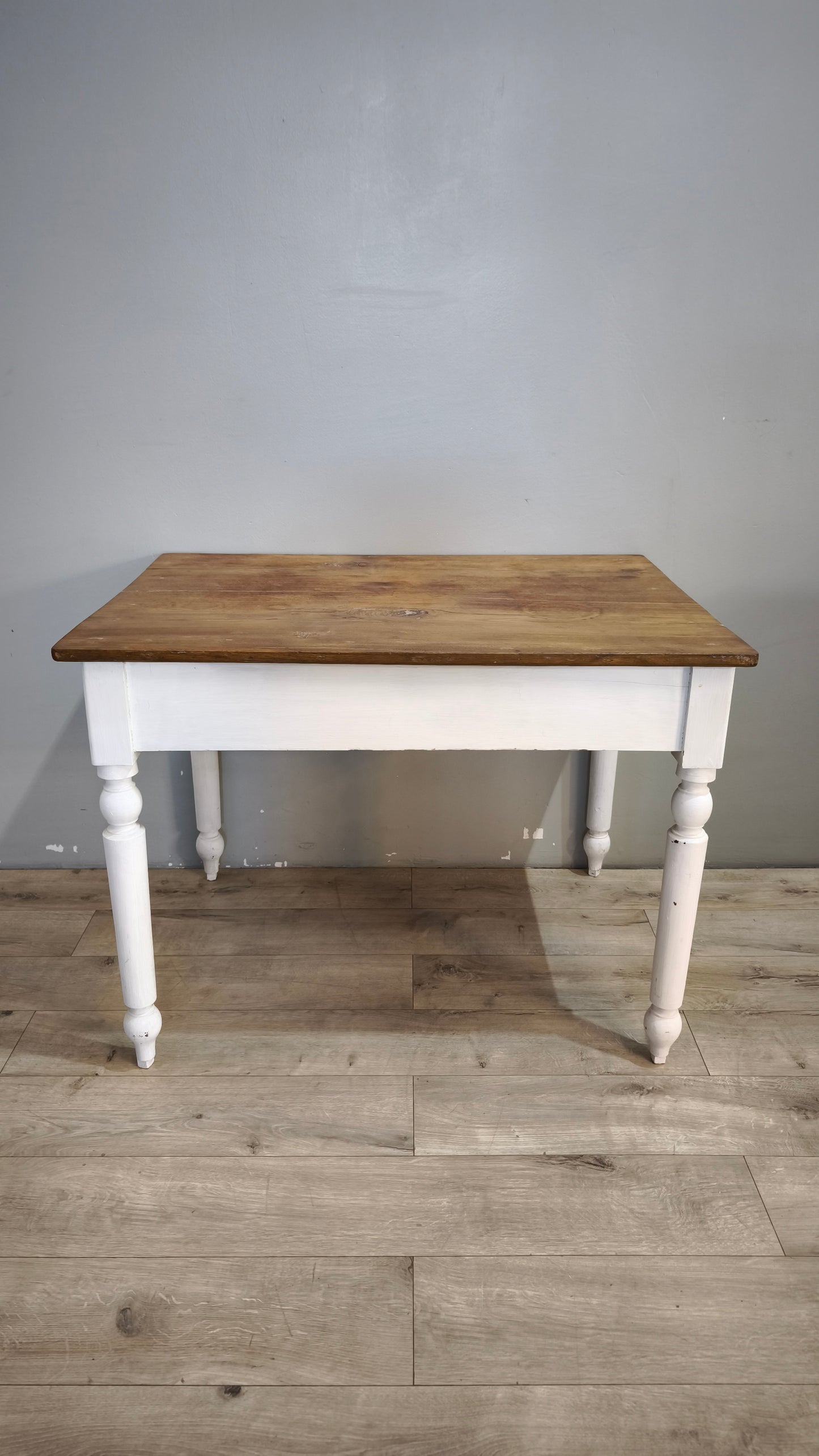 91943 Tavolo con base bianca e piano color legno