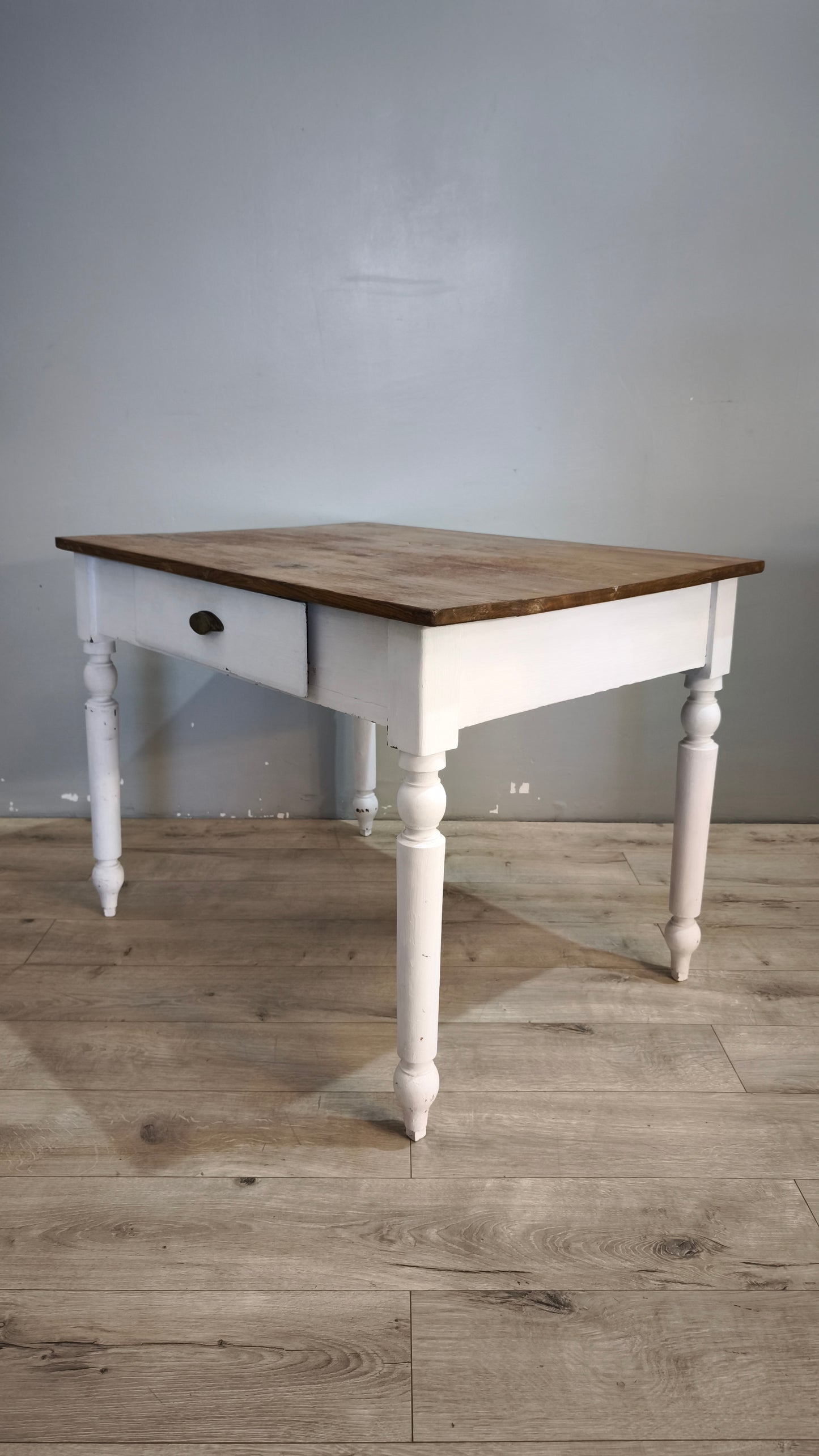 91943 Tavolo con base bianca e piano color legno