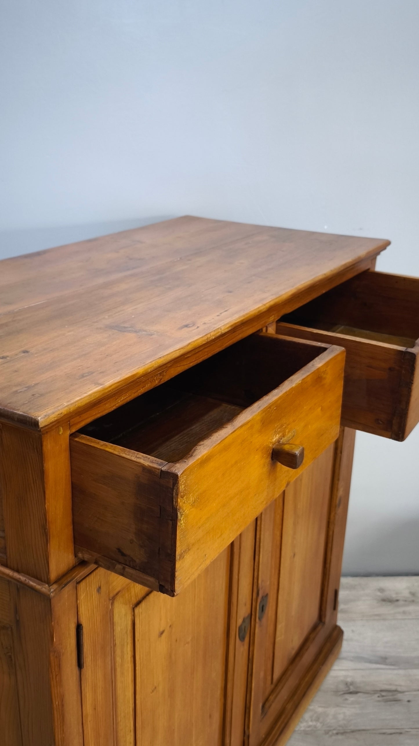 91941 Credenza in legno due cassetti e due sportelli
