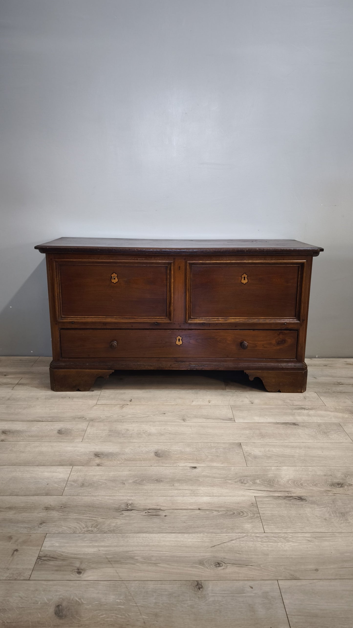 91944 Cassapanca in legno massello con sportelli a ribalta