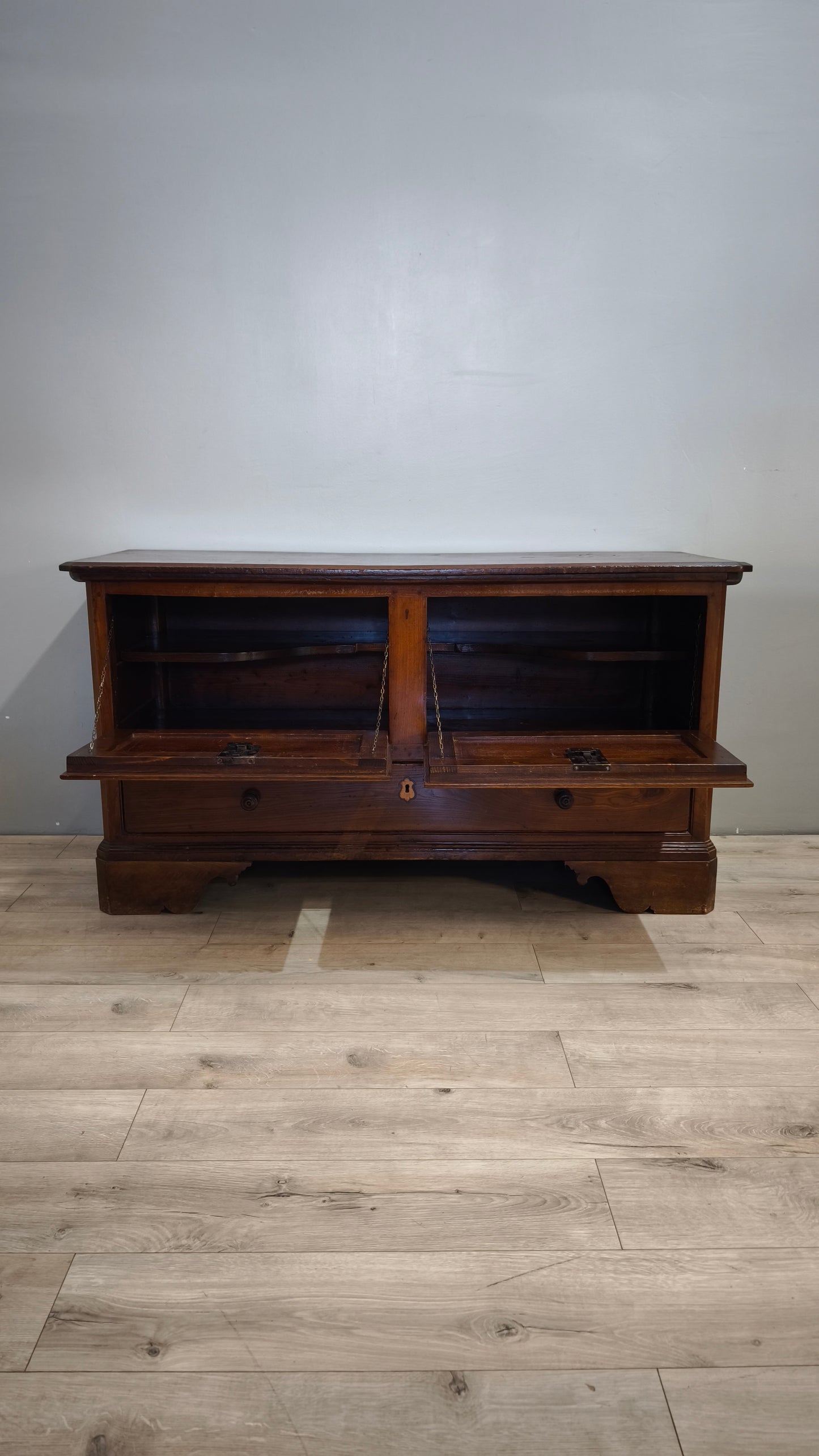 91944 Cassapanca in legno massello con sportelli a ribalta