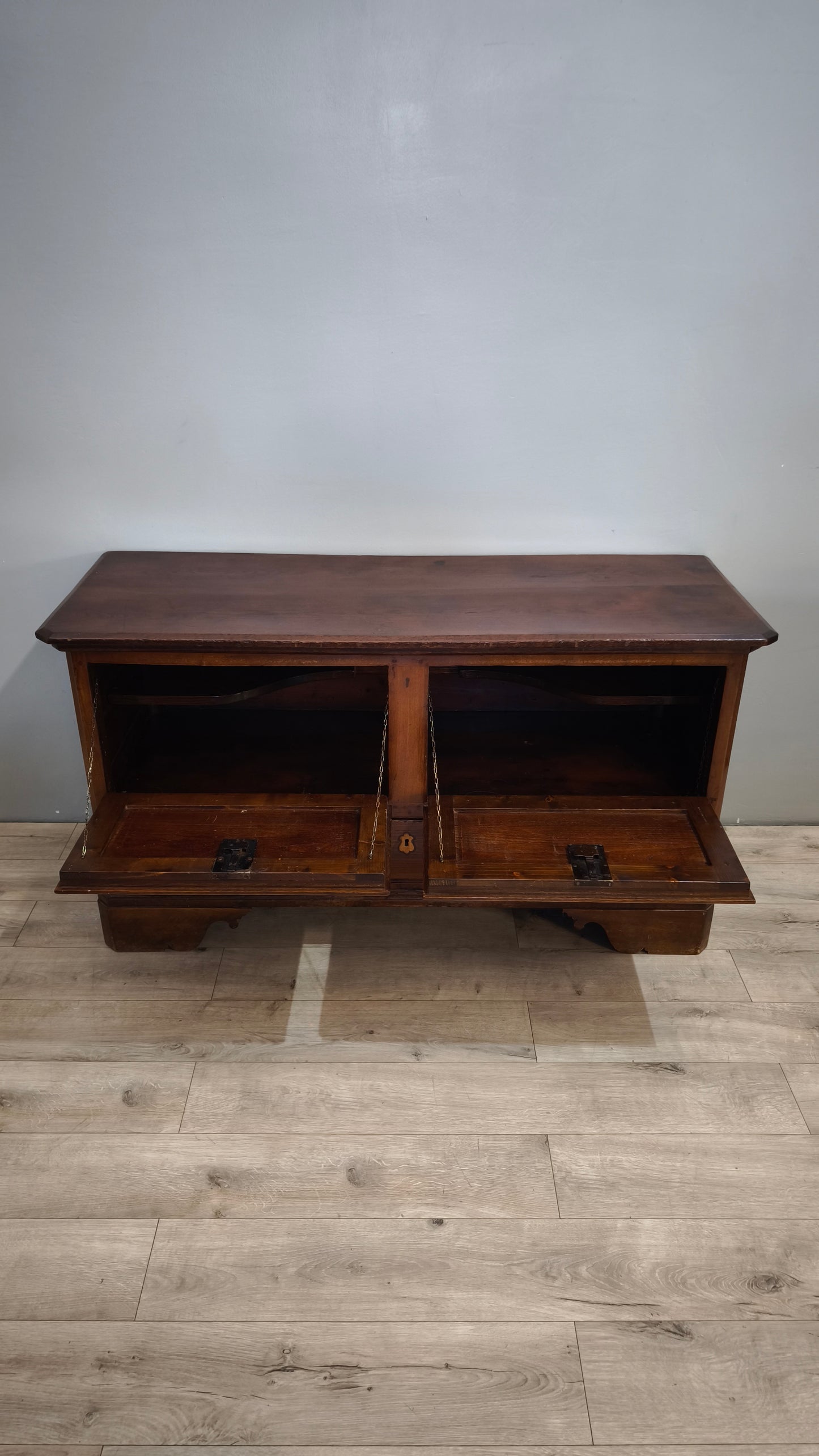 91944 Cassapanca in legno massello con sportelli a ribalta