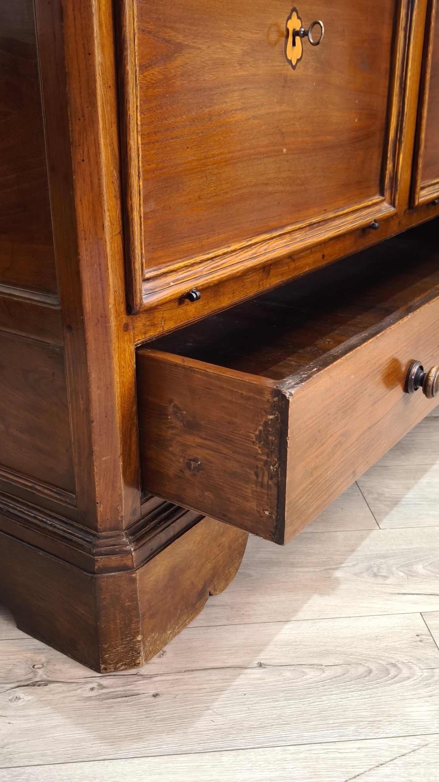91944 Cassapanca in legno massello con sportelli a ribalta