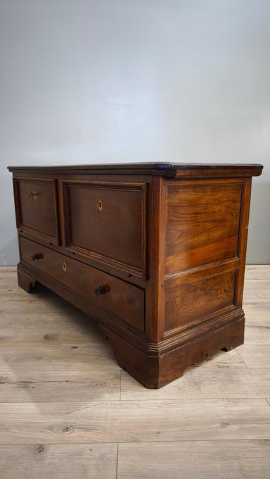 91944 Cassapanca in legno massello con sportelli a ribalta