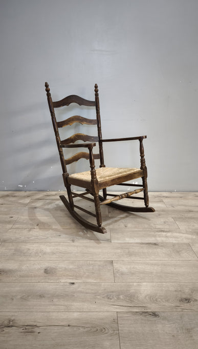 91946 Sedia a dondolo in legno e paglia