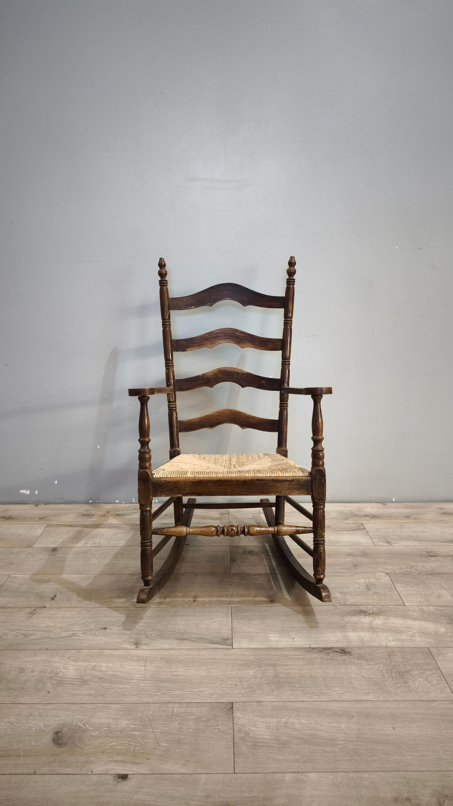 91946 Sedia a dondolo in legno e paglia