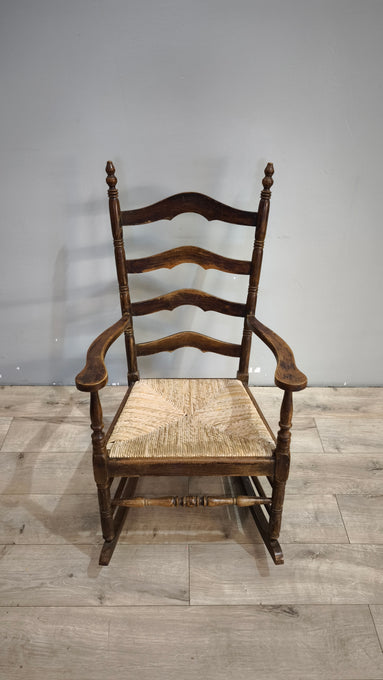 91946 Sedia a dondolo in legno e paglia