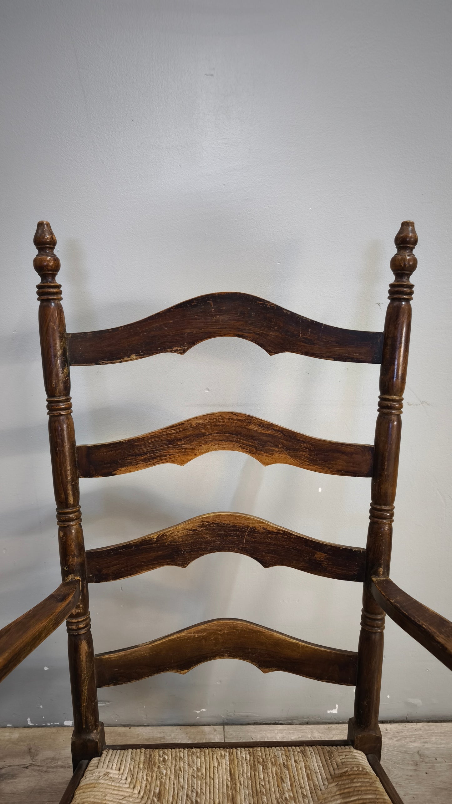 91946 Sedia a dondolo in legno e paglia