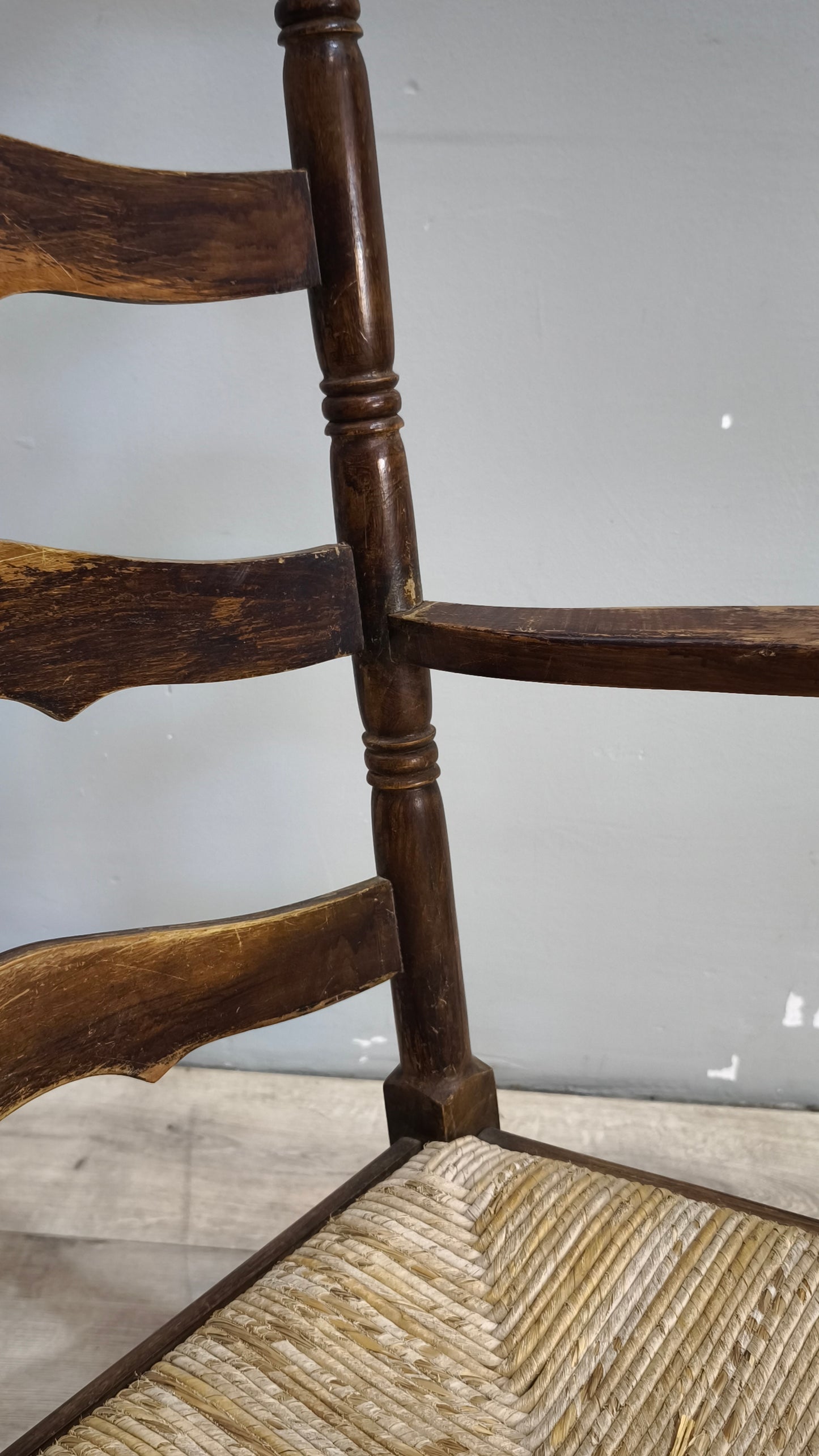 91946 Sedia a dondolo in legno e paglia