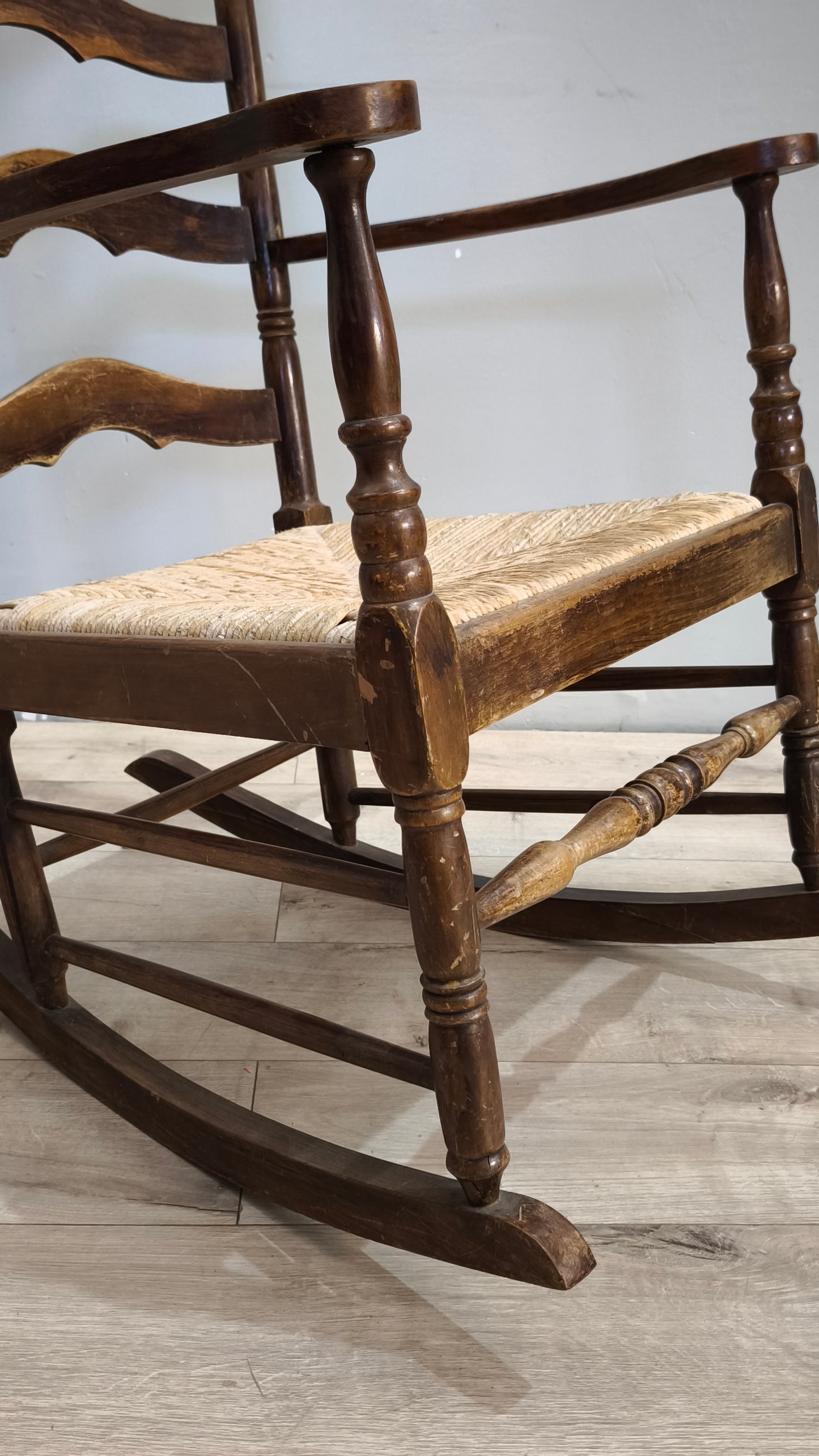 91946 Sedia a dondolo in legno e paglia