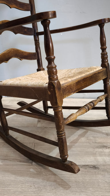 91946 Sedia a dondolo in legno e paglia