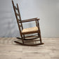 91946 Sedia a dondolo in legno e paglia