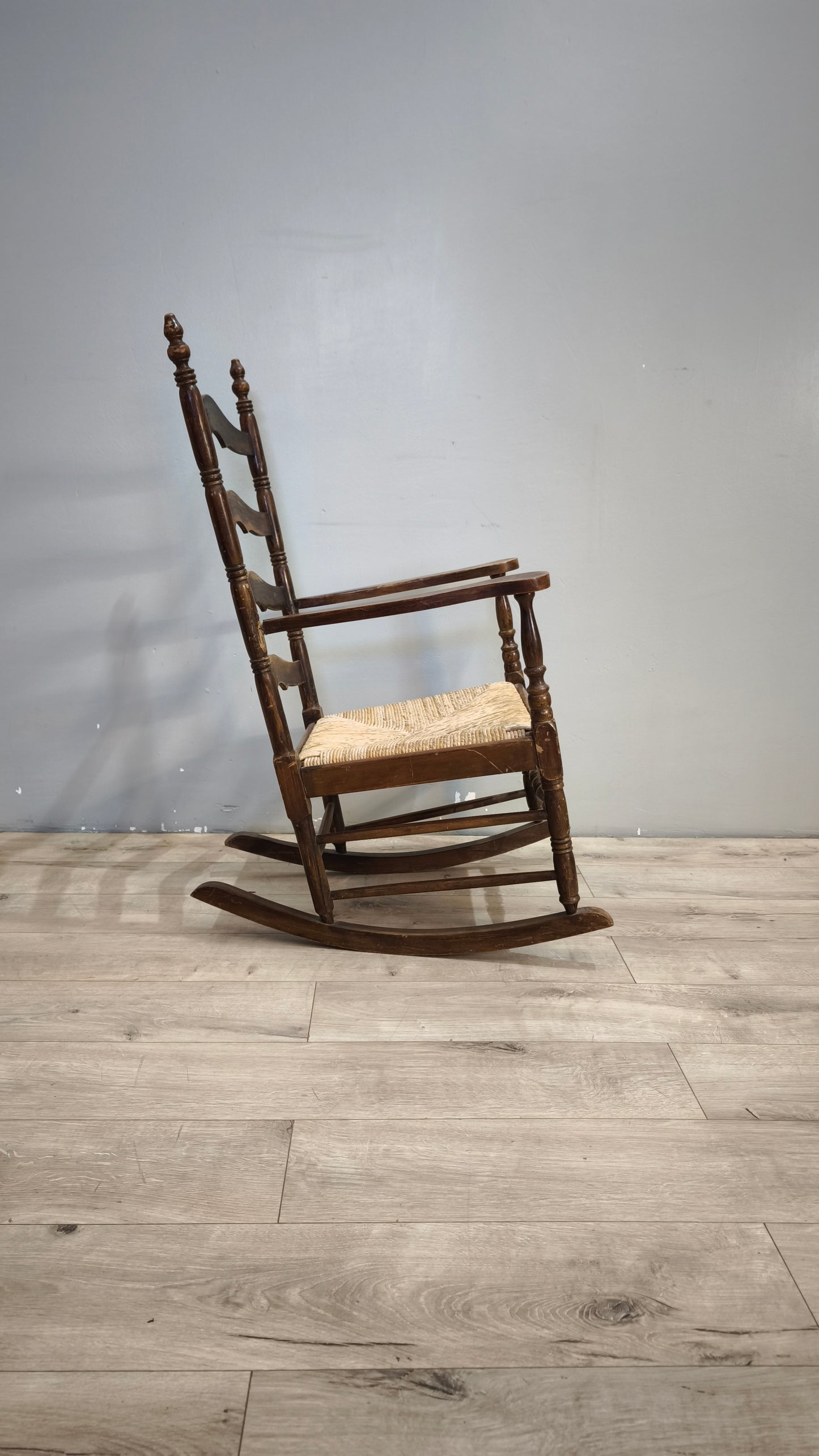 91946 Sedia a dondolo in legno e paglia