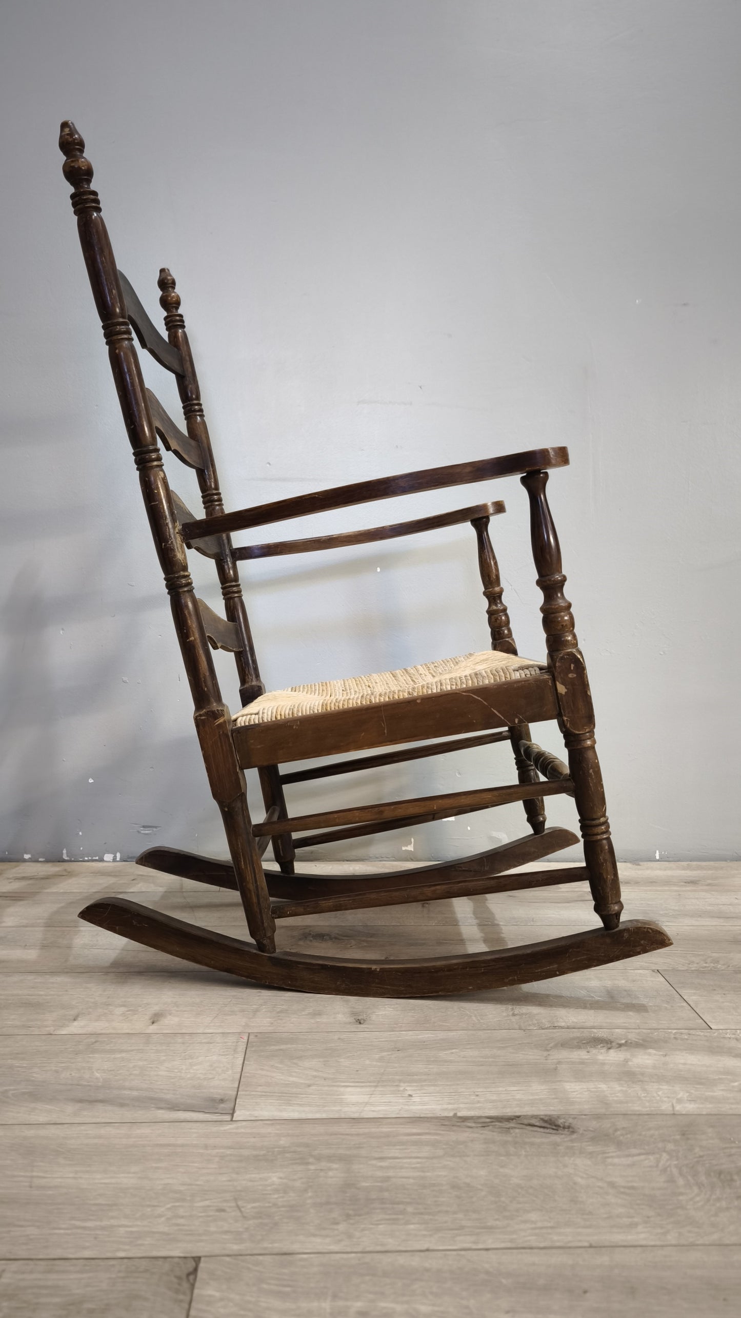 91946 Sedia a dondolo in legno e paglia