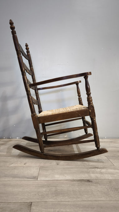 91946 Sedia a dondolo in legno e paglia