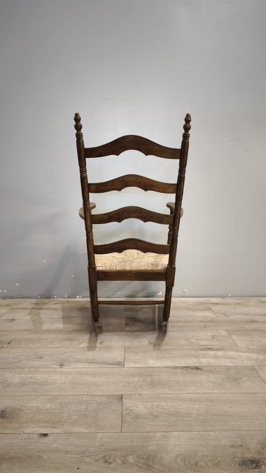 91946 Sedia a dondolo in legno e paglia