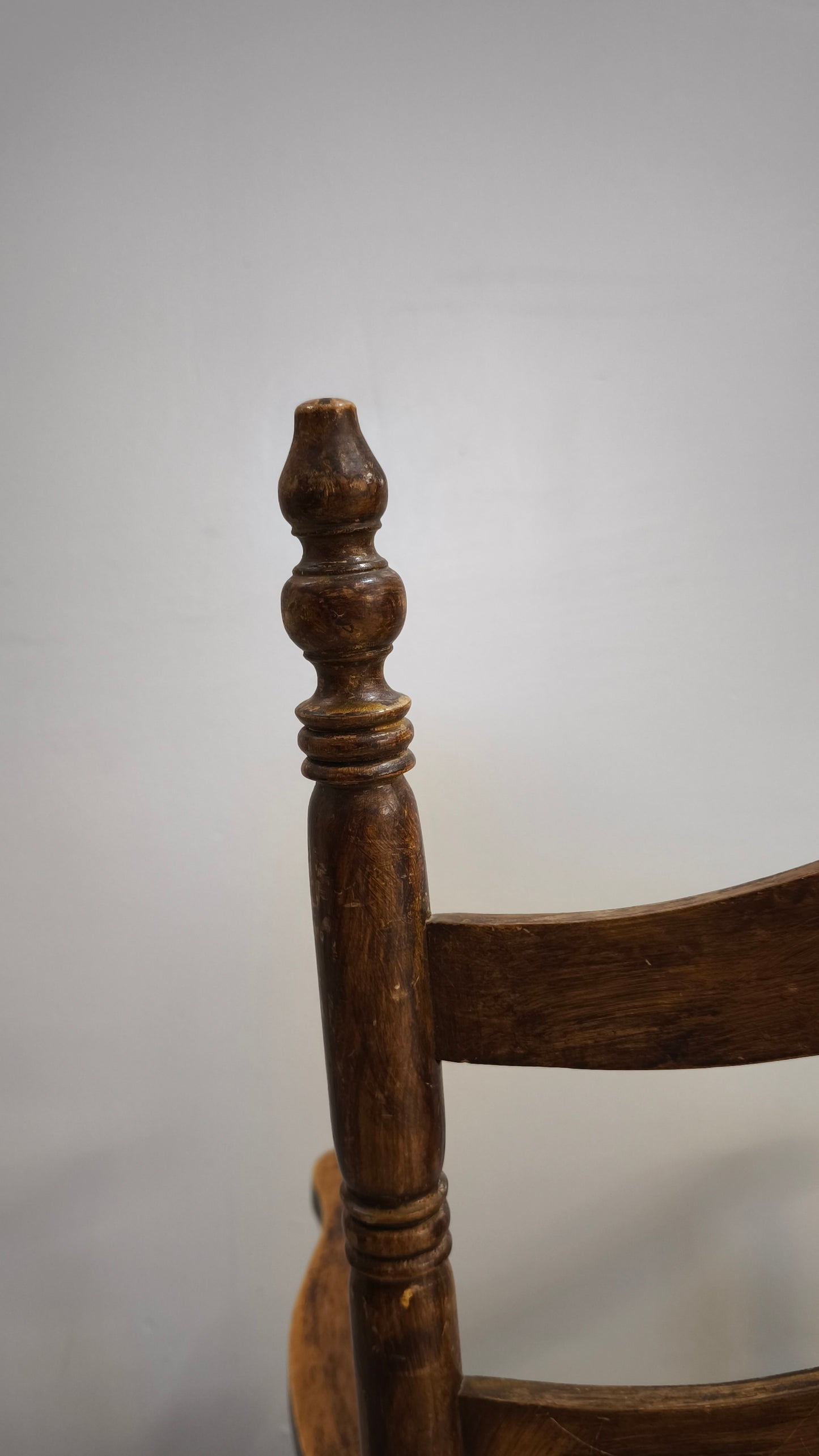91946 Sedia a dondolo in legno e paglia